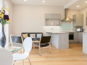 Pass the Keys Newly Refurbished flat with Decked Sun Terrace in Lewisham